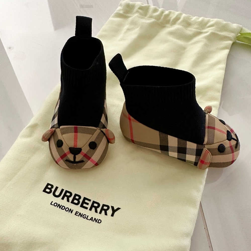 THE CUTEST Burberry baby shoes